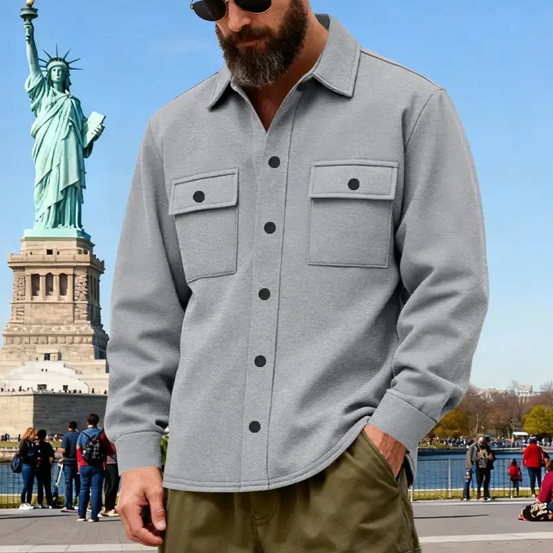 Graue schwere Fleece-Innenjacke für Herren mit schwarzen Knöpfen und zwei Brusttaschen aus strapazierfähigem Material.