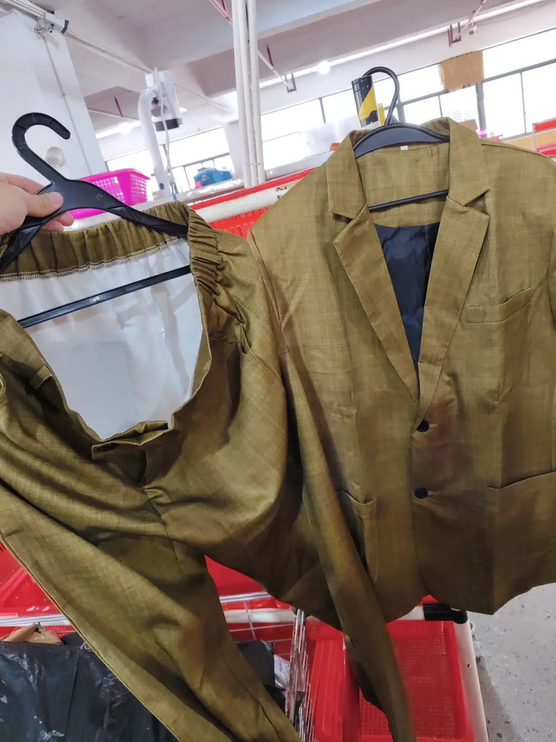 Chaqueta de traje de lino color verde oliva con forro interior negro y tres botones oscuros de la colección del traje digital de dos botones.
