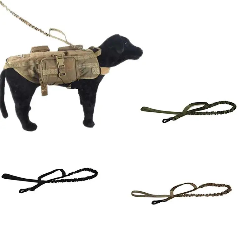 Gilet tactique pour chien Tan affichant plusieurs poches et des sangles réglables sur un modèle de chien noir, accompagné de trois laisses tactiques élastiques assorties avec bretelles en bungee et doubles poignées de contrôle, en vert olive, noir et tan.
