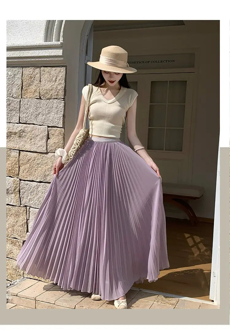 Ein fließender lavendelfarbener plissierter Chiffon-Maxirock für Damen aus weichem, leichtem Stoff.