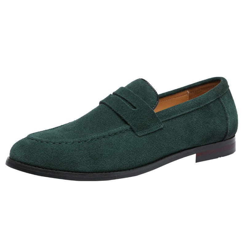 Dunkelgrüne Herren-Pennyloafers aus Wildleder mit klassischem Riemendesign und schwarzer Gummisohle für trendiges Slip-On-Tragen.