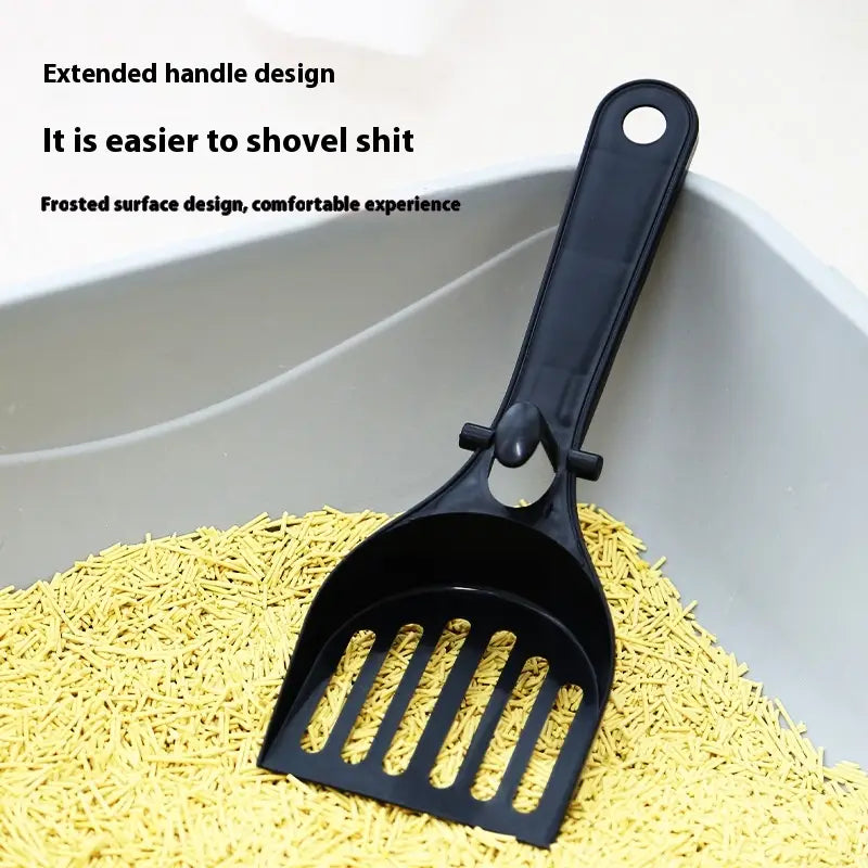Pelle à litière pour chat en plastique noir, avec manche prolongé et surface dépoli, issue de l’ensemble pelle à litière pour chat et support avec long manche.