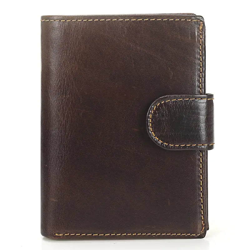 Cartera de cuero vintage de color marrón oscuro confeccionada con piel de vacuno fina, con costuras visibles y cierre de solapa a juego, diseñada como monedero bifold.