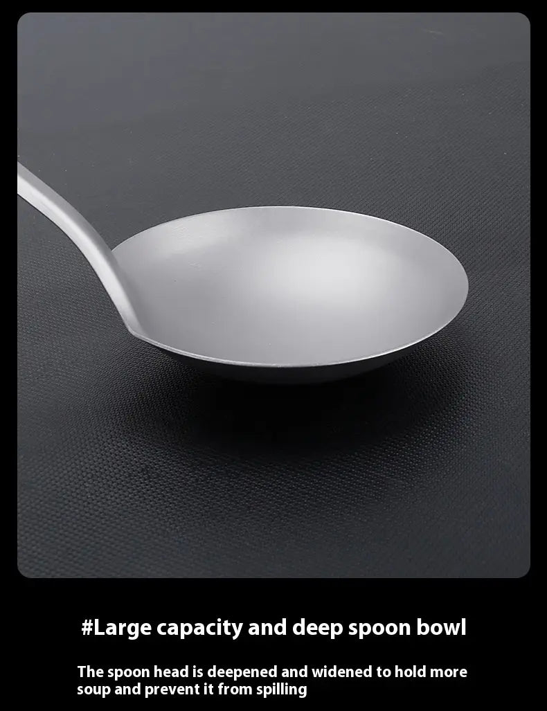 Une louche en acier inoxydable argenté élégant, à la large cuvette profonde, conçue pour contenir et servir la soupe à partir de la spatule pour wok en titane et de l’ensemble d’ustensiles de cuisine