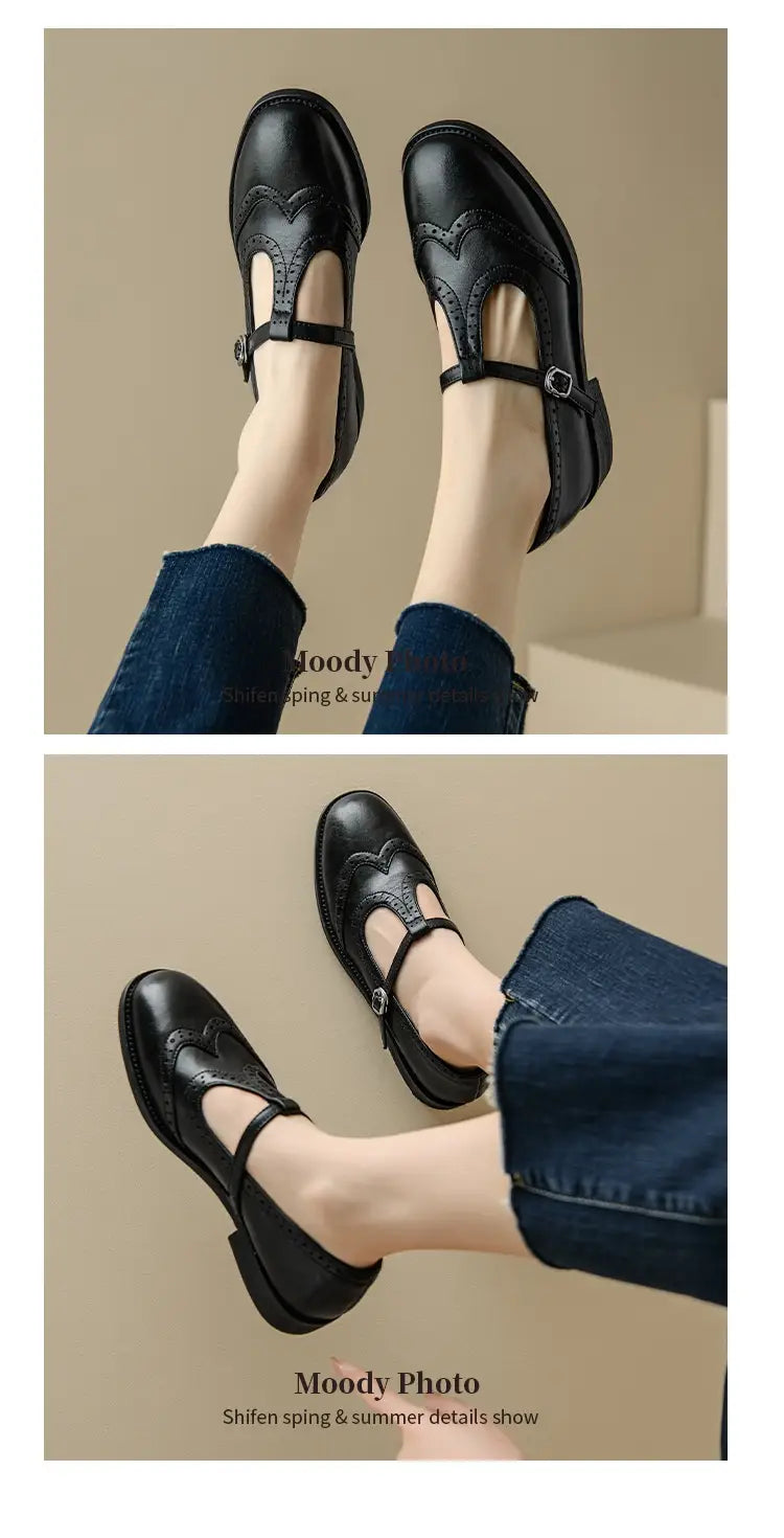 Schwarze Leder-Mary-Jane-Schuhe mit dekorativen Brogue-Verzierungen und einem kleinen Schnallenriemen im Retro-T-Riemen-Stil.