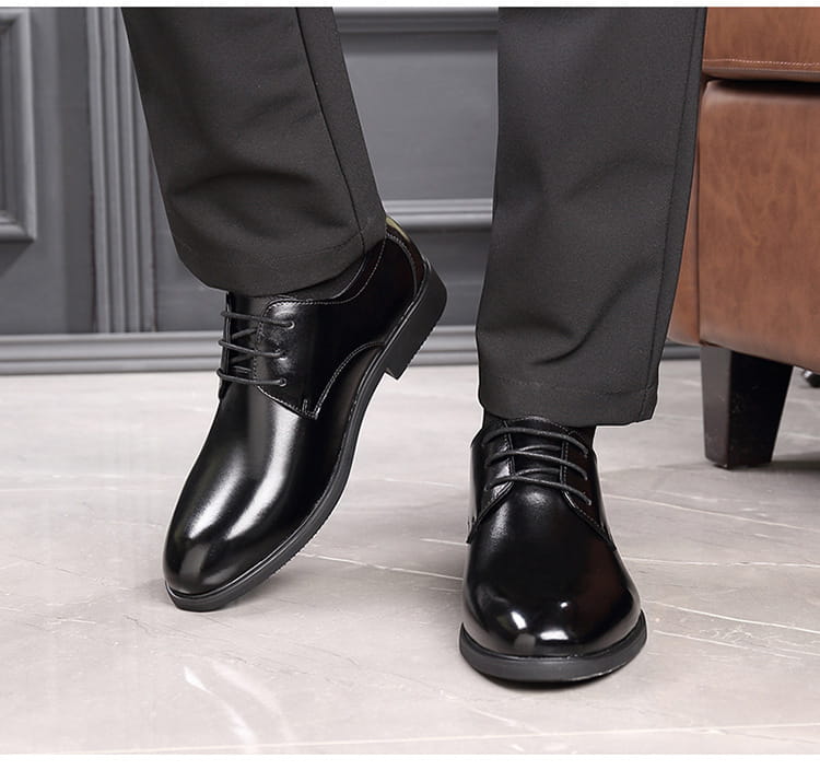 Men’s genuine leather low top business shoes in black patent leather with lace-up oxford design and polished finish