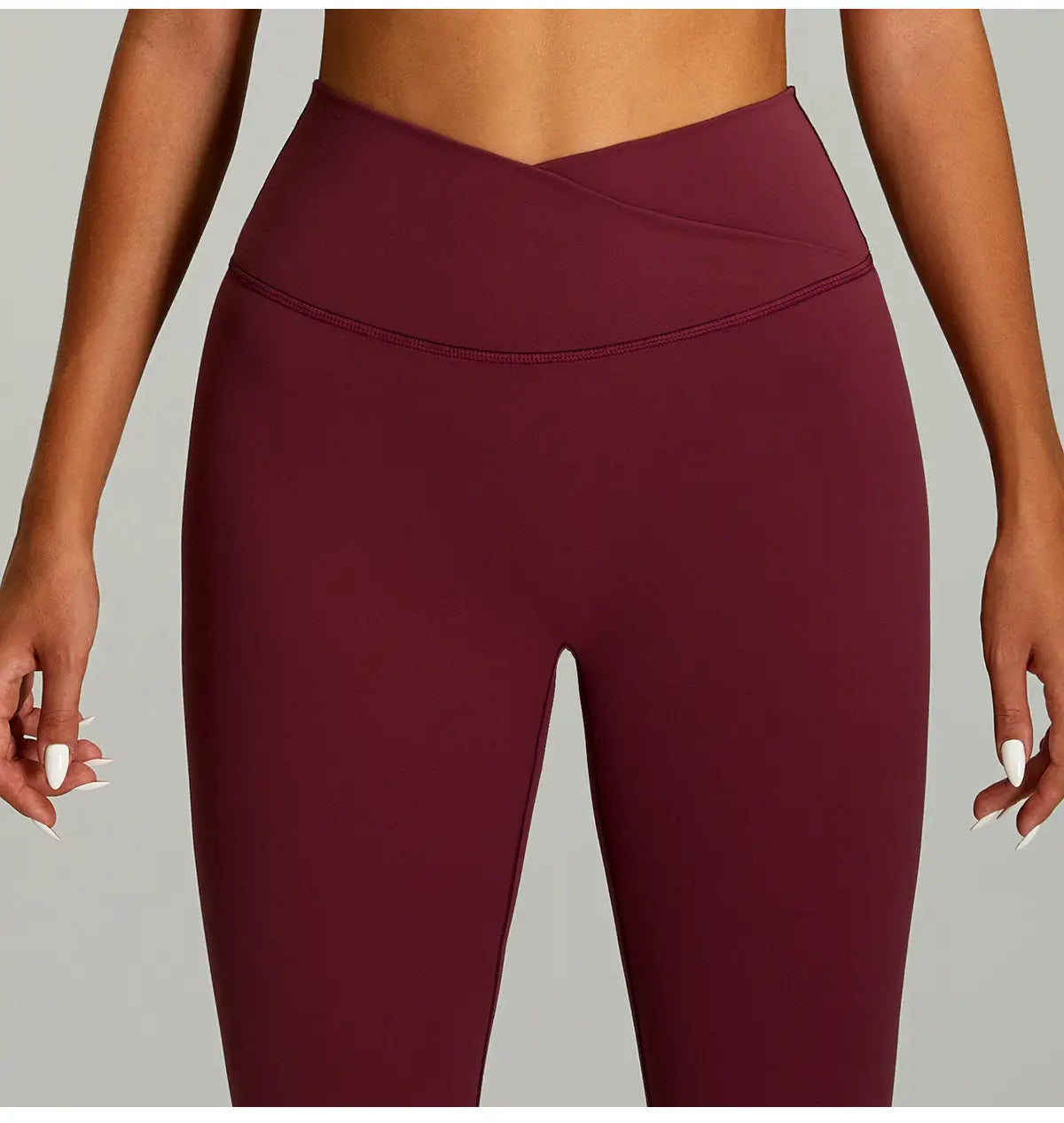 Pantalons de fitness bordeaux à taille haute, design élégant et ajusté, avec un tissu extensible lisse en matériau à séchage rapide pour un usage sportif.
