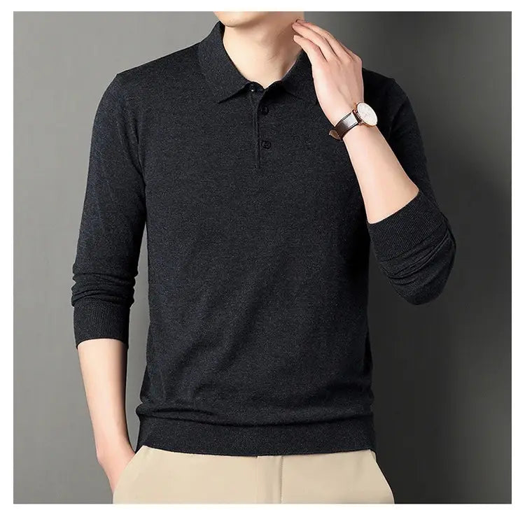 Herren-Wollstrick-Poloshirt mit langen Ärmeln in dunkel-kohleschwarzgrau mit klassischem Kragen und Knopfleiste aus weicher Wollqualität.