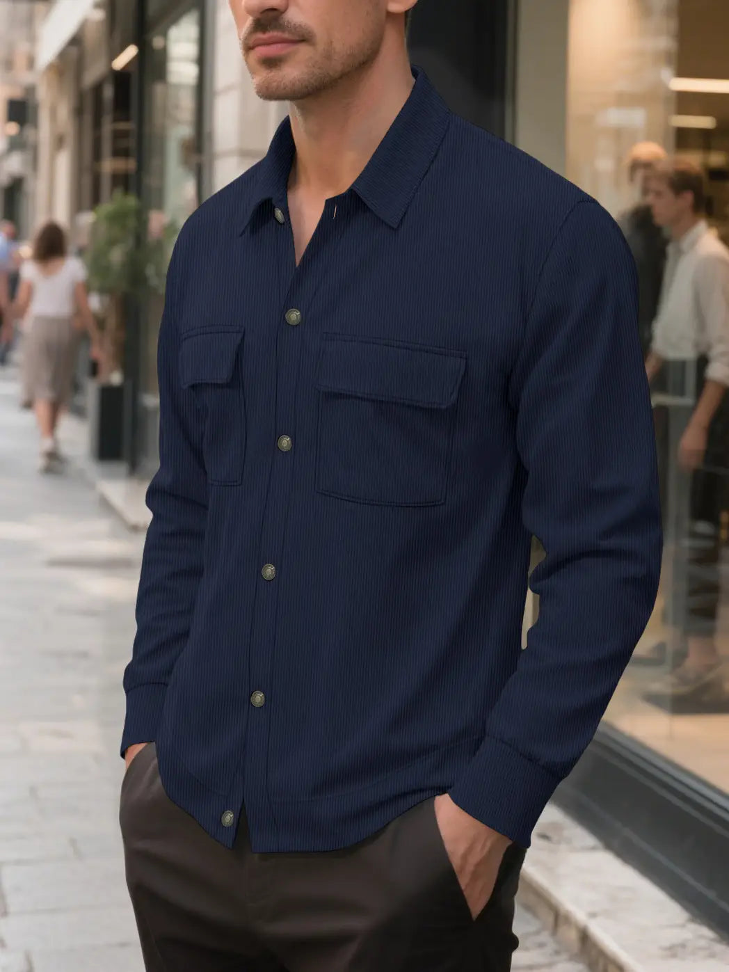 Herren-Cordhemd-Pinstripe-Brusttaschenmantel in marineblau mit silbernen Knöpfen, zwei Brusttaschen und langen Ärmeln.