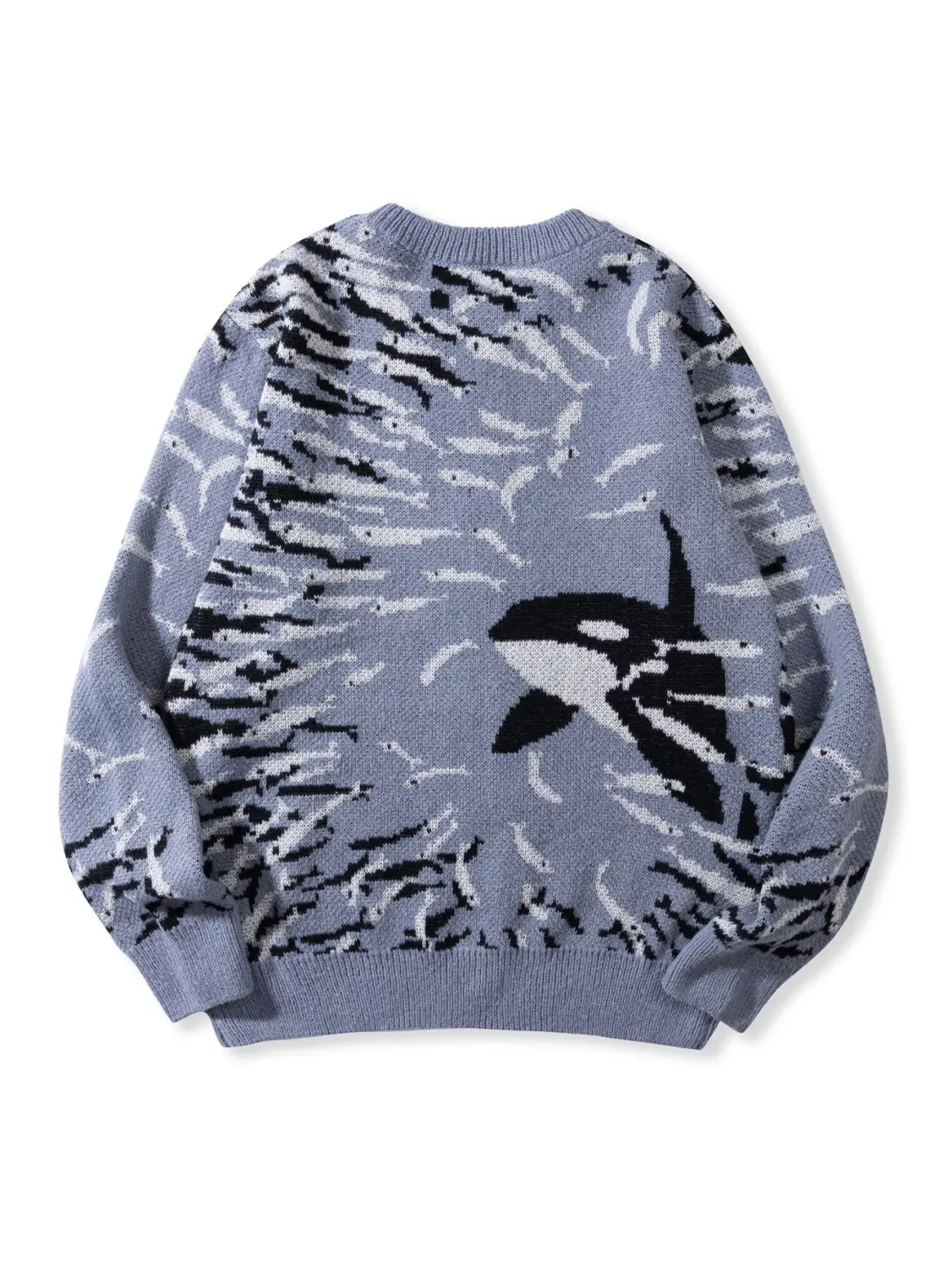 Grauer Strickpullover mit einem Schwarz-Weiß-Orcawal-Design, der zwischen stilisierten Fischen schwimmt, im Casual-Koreanpullover-Stil.