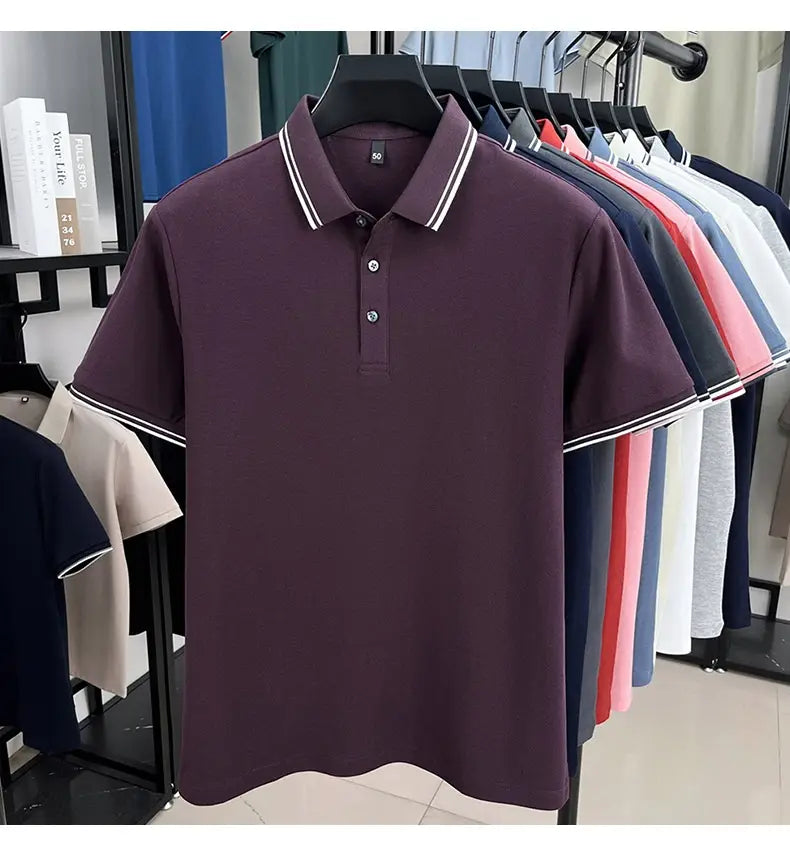 Ein dunkelviolettes mercerisiertes Baumwoll-Poloshirt mit weißem und schwarzem gestreiftem Besatz am Kragen und an den Bündchen der Ärmel, für sommerlich lockere, atmungsaktive Kleidung entworfen.