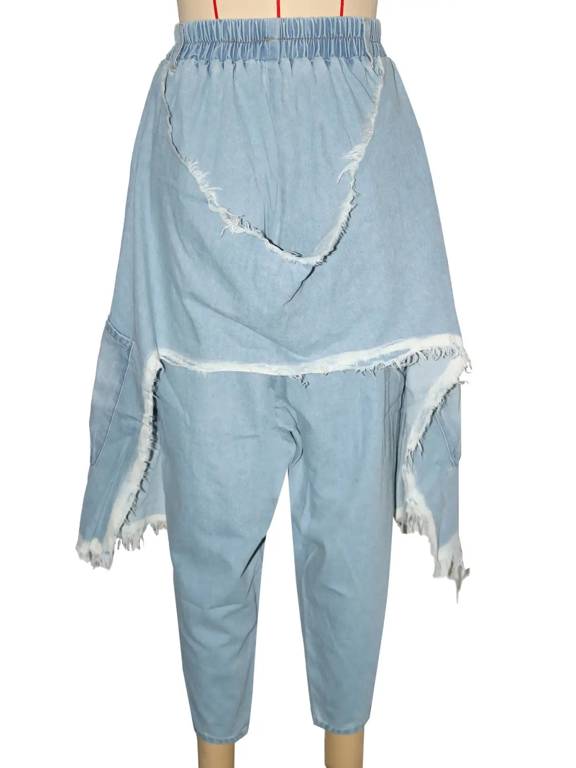 Helle blaue Jeans-Haremshosen mit abgenutztem Patchwork-Design, ausgefranstem asymmetrischem Saum und elastischem Bund.