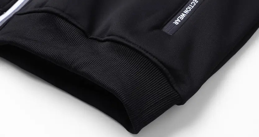 schwarzer gerippter Strickbund mit kleinem schwarzen Etikett, auf dem „section wear“ für einen Herren-Schwergewicht-Sherpa-Fleecepullover mit Reißverschluss, innen mit Sherpa gefüttert, steht