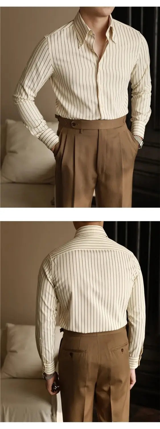 Ein cremefarbenes Slim-Fit-Langarmhemd mit Knopfleiste mit dünnen dunklen vertikalen Streifen und einem klassischen Kragen.