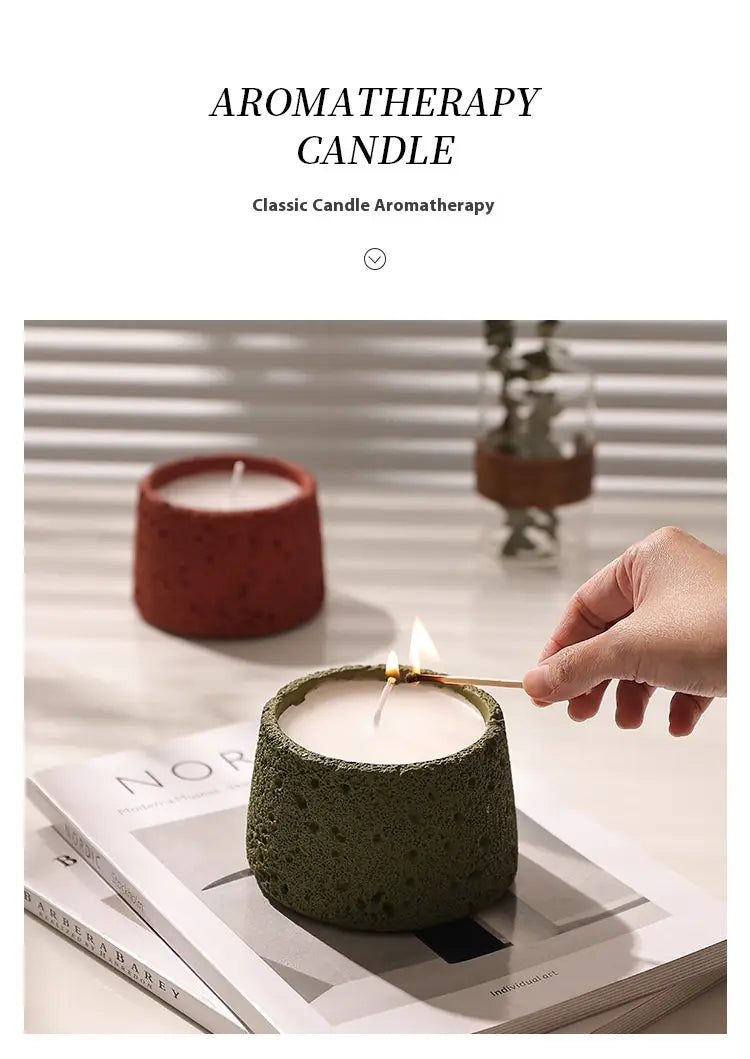Support de bougie en ciment vert texturé, extérieur en béton moucheté et intérieur en cire blanche pour un usage en aromathérapie.