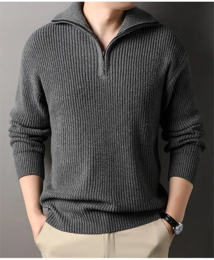 Herren-Halbrollkragenrippstrickpullover aus dunkelgrauem Strick mit Halb-Zipp und strukturiertem Kragen, mit langen Ärmeln.