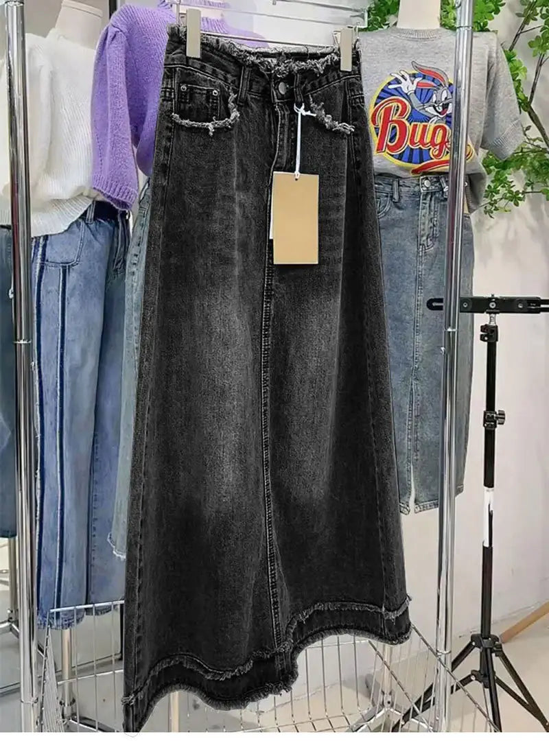 jupe midi en denim délavé à bord brut noir avec ourlet effiloché et détails d’aspect usé affichés depuis l’avant