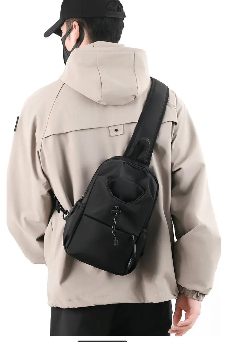 Schwarze wasserdichte Herren-Oxford-Gewebe-Crossbody-Brusttasche aus Nylon mit schlankem minimalistischen Design und mehreren Reißverschlussfächern.