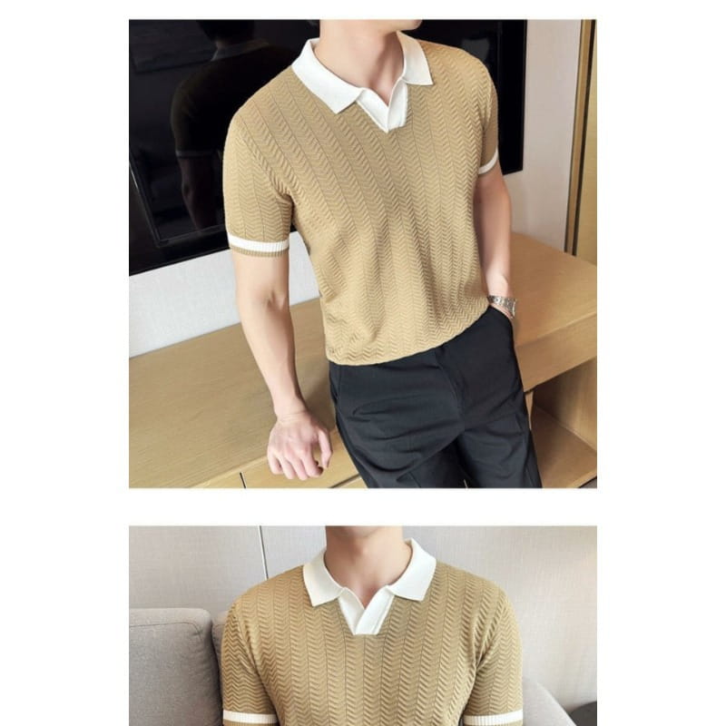 Ein beigefarbenes, strukturiertes Eisseiden-Feinstrick-Poloshirt mit weißem Kragen und Ärmelsaum, geeignet für die Sommerzeit.