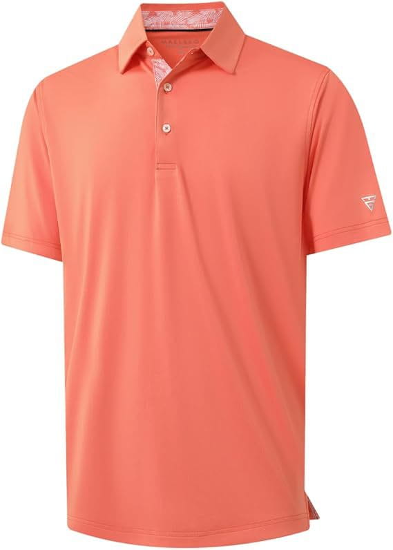 Koralfarbenes Herren-Golfpolohemd mit schnell trocknendem, atmungsaktivem Stoff; mit dezentem, strukturiertem Muster und weißen Knöpfen.