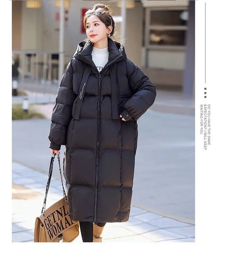 Schwarzer Damen-Lang-Puffer-Mantel mit Kapuze mit einem gesteppten Design für Wärme und Stil.