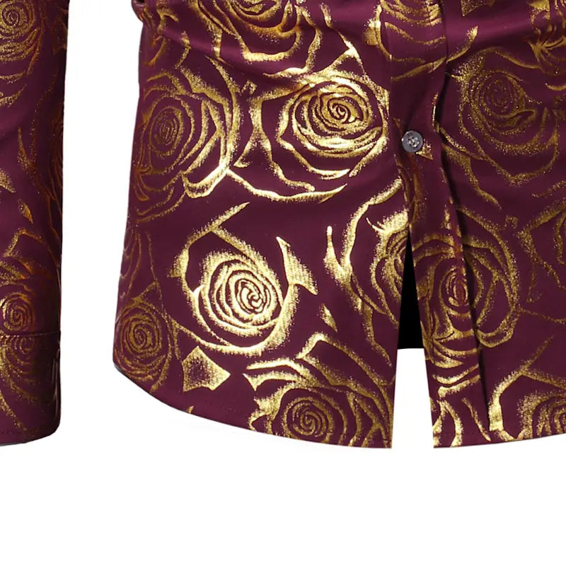 Chemise bordeaux à manches longues à boutons, présentant un motif audacieux de rose dorée métallisée conçu pour la tenue décontractée masculine.