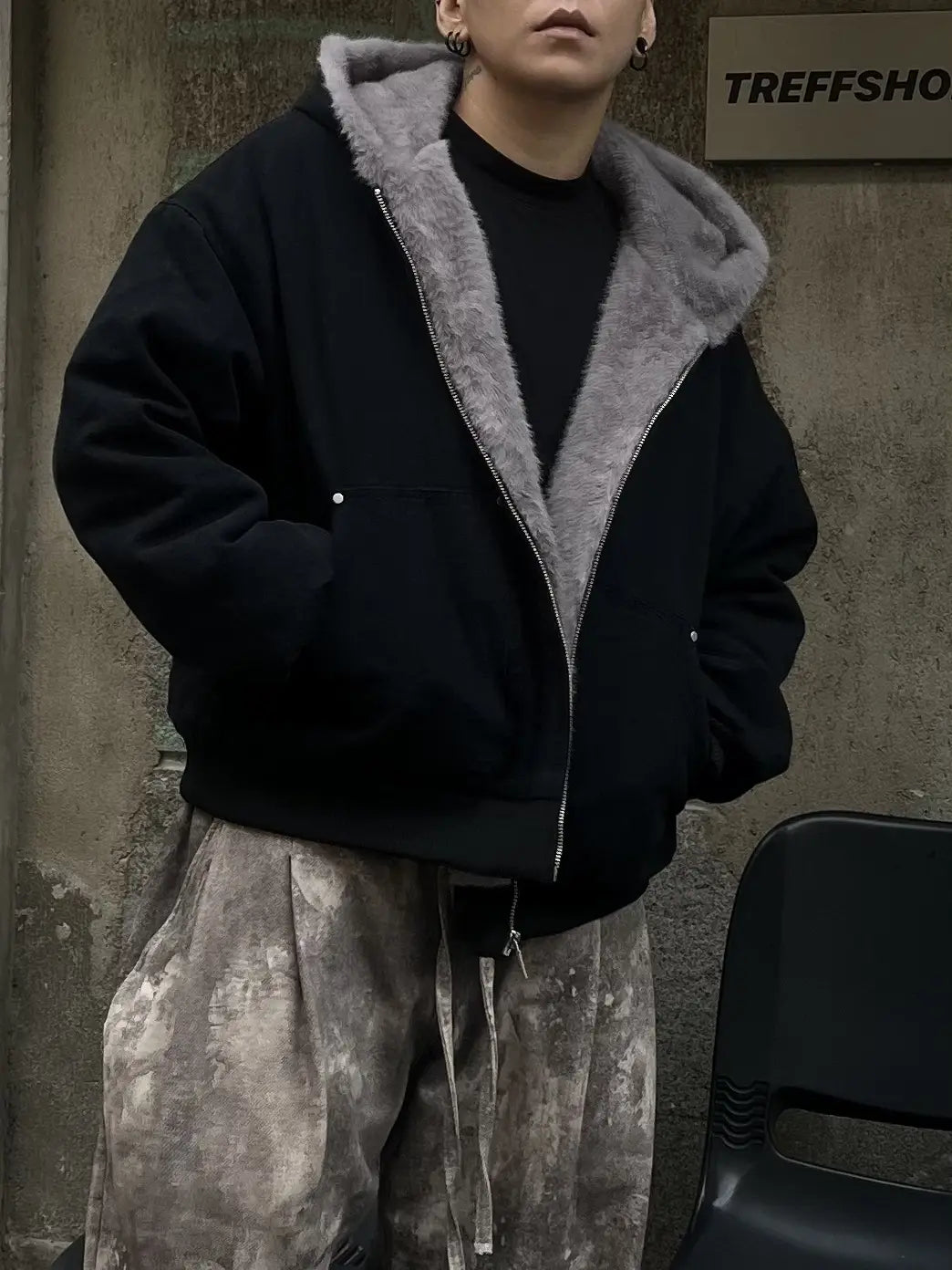 Abrigo acolchado de invierno de algodón con cierre frontal en color negro para hombre y mujer, con capucha acolchada de piel sintética gris y bolsillos delanteros.