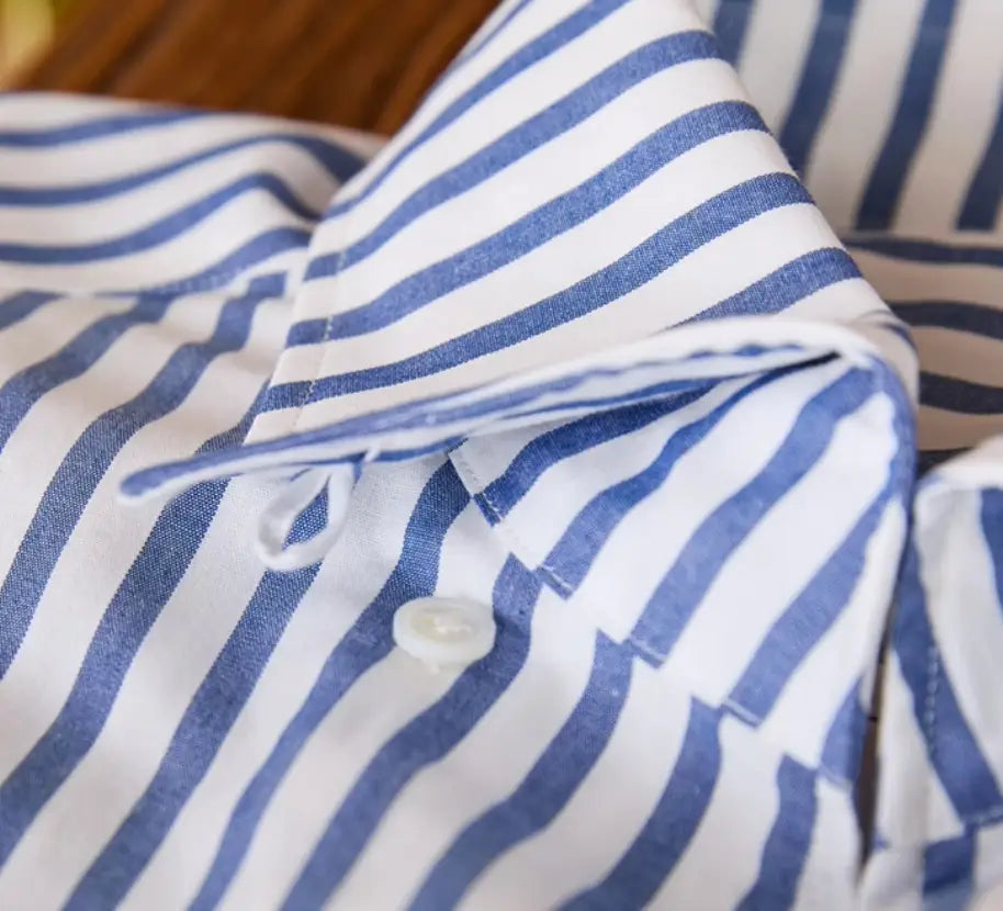 Slim-Fit gestreiftes Baumwoll-Hemd langarm für den Pendlerbereich mit blau-weiß gestreiftem Button-Down-Kragen und einem einzelnen weißen Knopf.