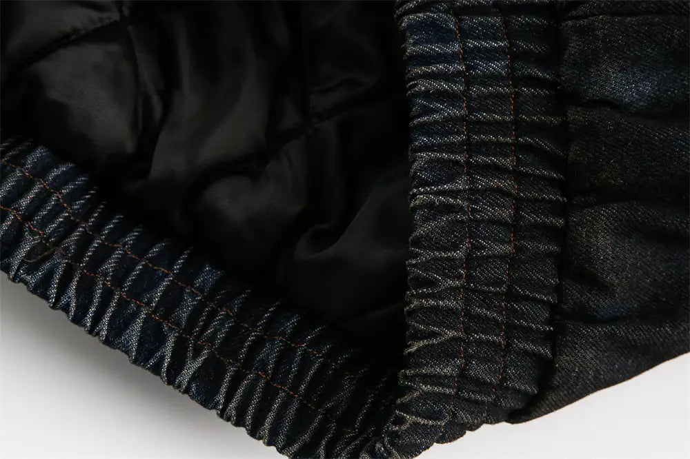 男性用ダメージ加工デニムフード付きウィンタージャケット。キルティング加工の黒い裏地と、伸縮性のあるウエストバンドを備えたダークブルーデニム生地を使用しています。