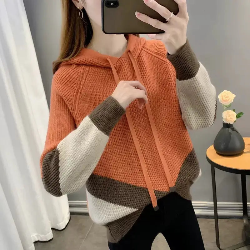 Colorblock-Strickhoodie für Damen in Orange, Beige und Braun mit gerippten Bündchen und Saum aus Strickstoff.