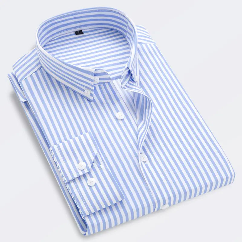 Ein ordentlich gefaltetes Herren gestreiftes Slim-Fit-Langarm-Freizeithemd mit hellblauen und weißen vertikalen Streifen, mit klassischem Kragen und Manschetten.