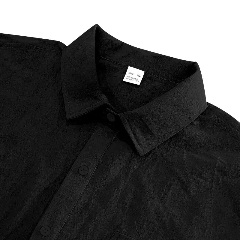 Schwarzes, strukturiertes Baumwollhemd mit Knopfleiste, klassischem Kragen und passenden Knöpfen, entworfen als einfarbiges Herren-Leinenhemd mit kurzen Ärmeln im Casual-Button-down-Stil.