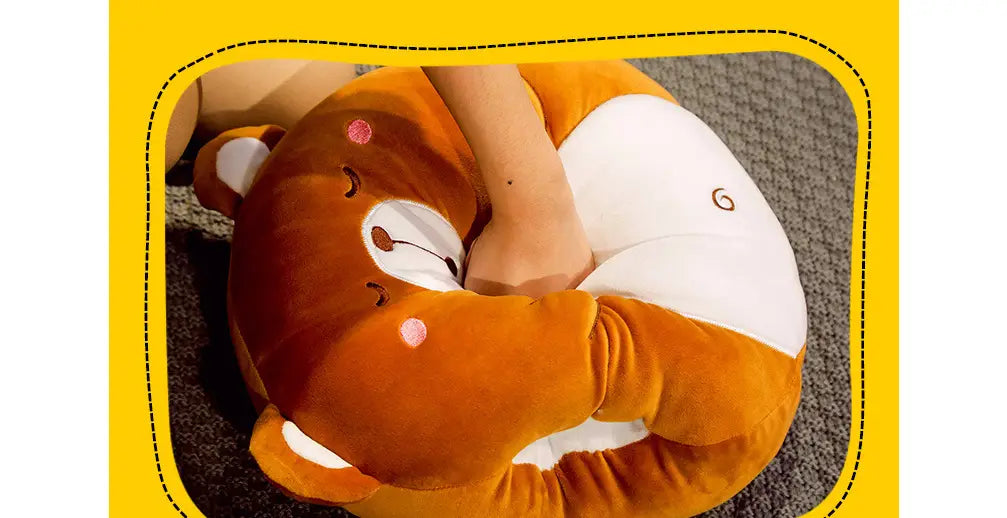 Ein plüschiges orange-weißes Bärenform-Kopfkissen für den Hals mit bestickten Gesichtszügen aus der Kollektion der Cartoon-Tier-Kissen-Decke 2 in 1 Plüschkissen.