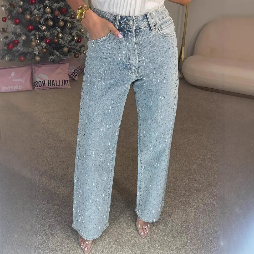 Jeans en denim taille haute à imprimé d’étoiles bleu clair, avec une texture subtile légèrement scintillante et une coupe à jambes larges.
