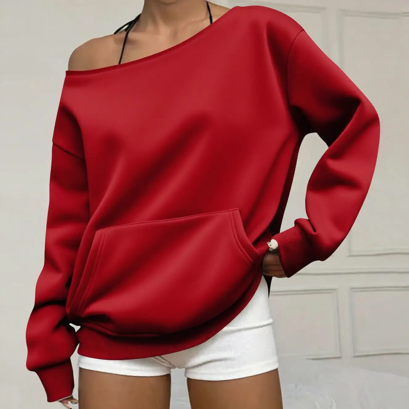 Roter schulterfreier Pullover mit Fronttasche und langen Ärmeln, geeignet für den Alltag.