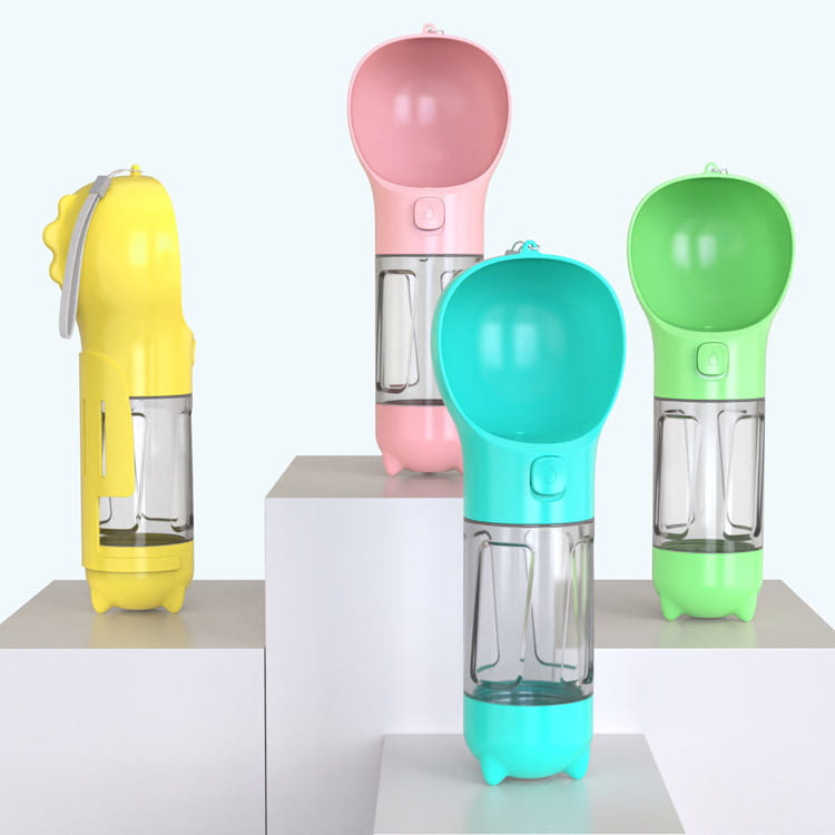 Bouteilles d’eau multifonctionnelles pour chien et distributeurs de sacs à crottes fabriqués en plastique translucide coloré, avec bases et poignées en silicone, dans les teintes jaune, rose, turquoise et vert.