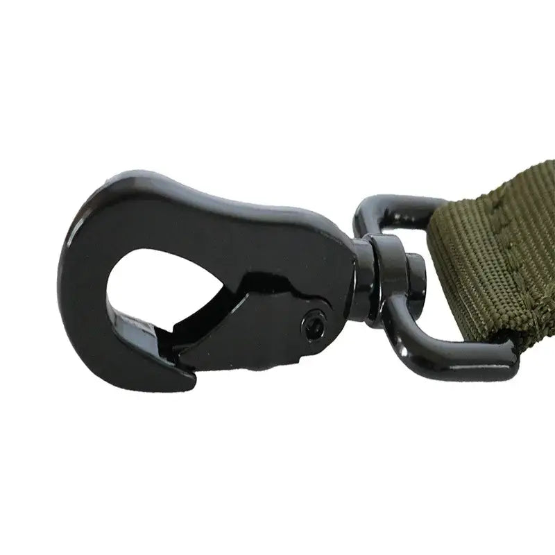 Clip de mousqueton en métal noir fixé à une sangle en toile vert olive sur une laisse tactique en bungee élastique pour chien avec doubles poignées de contrôle.