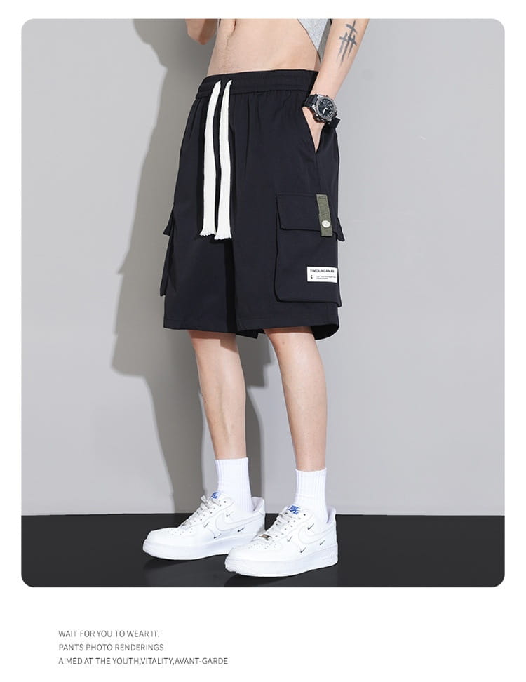 Shorts cargo décontractés noirs pour homme grande taille avec cordons blancs et plusieurs poches, coupe ample et design jeune, adaptés au sport et au quotidien