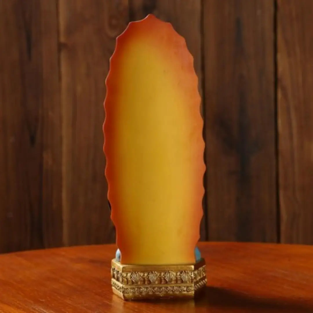une statue de bouddha en résine à dégradé orange chaud vers jaune, avec une base ornée à tonalité dorée, conçue comme une statue de la Vierge Marie en résine de Notre-Dame de Guadalupe, 20,3 cm