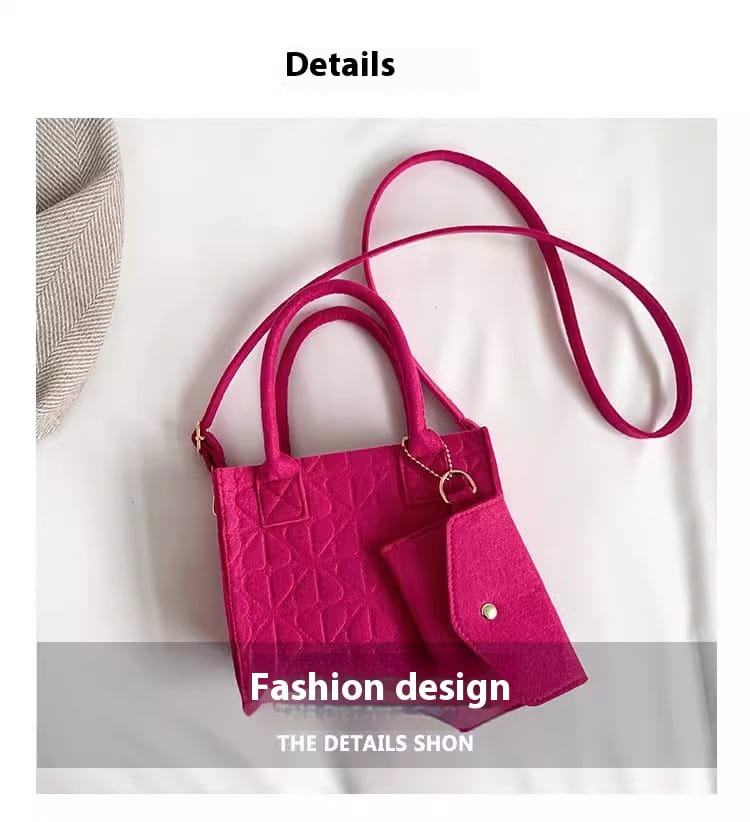 Set aus lebhaftem Fuchsia-Filzhandtaschen mit wattierter Struktur, einschließlich passender Geldbörse und Schulterriemen.