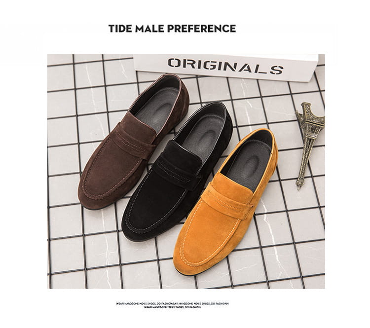 Mocassins en daim pour homme à enfiler, tons brun, noir et jaune moutarde, présentés côte à côte.
