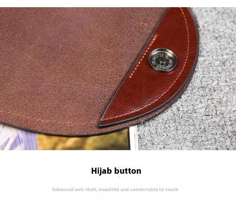 Botón de cuero marrón para hiyab con cierre circular de tono plateado metálico en un bolso bandolera de cuero estilo moda retro