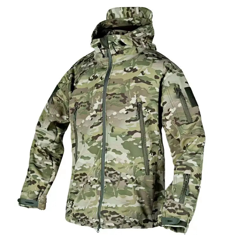 Veste tactique softshell à capuche avec motif camouflage vert et marron, comprenant plusieurs poches zippées et une capuche réglable.