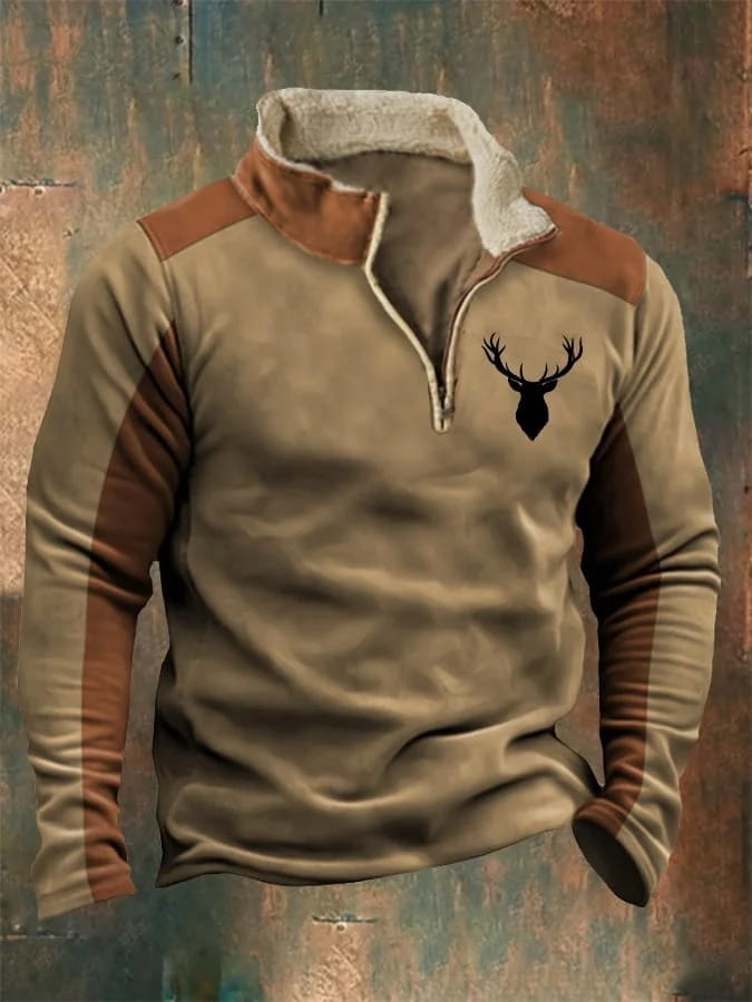 Suéter para hombre de media cremallera con cuello de borrego en lana polar camel y marrón, con un emblema de cabeza de ciervo negro en el pecho.