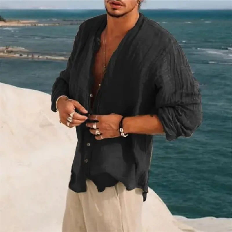 Chemise en lin gris foncé pourvue de boutons, texture légèrement marquée, manches retroussées et coupe décontractée pour une tenue d’été décontractée.