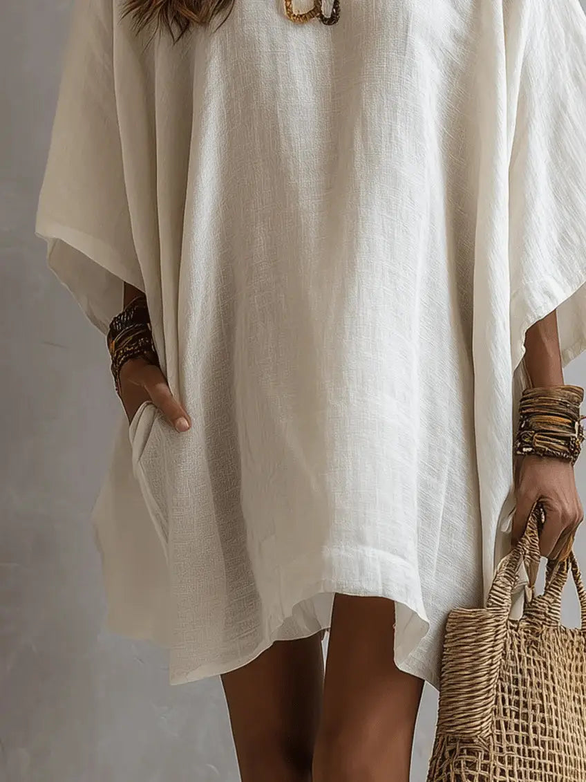 Robe en lin blanche fluide à épaules dénudées et manches kimono, avec de larges manches et une coupe décontractée