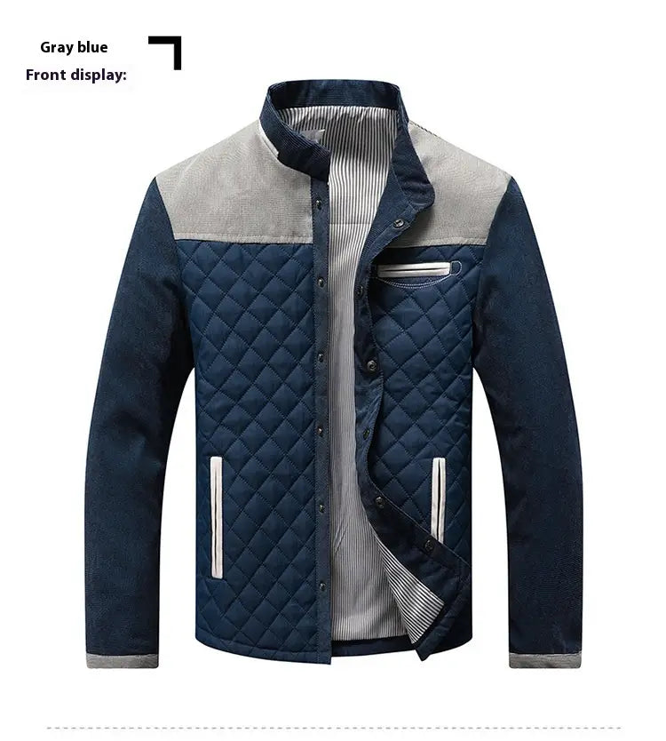 Veste matelassée pour hommes à col en daim et à vêtement extérieur en coton, présentant un corps matelassé gris-bleu, des manches bleu marine, un col contrastant gris-bleu et une doublure intérieure à rayures.
