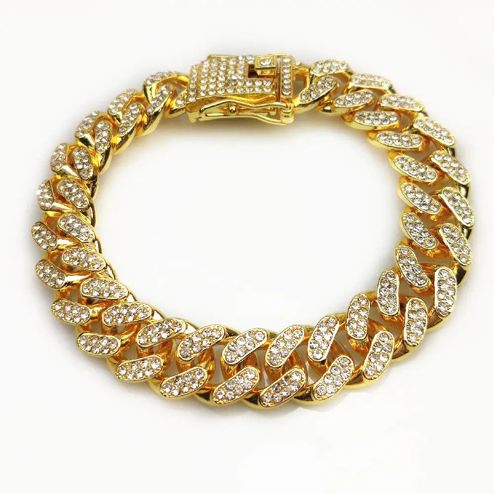 collier pour animal en chaîne cubaine de couleur dorée, orné de nombreuses cristaux transparents étincelants pour un effet « glacé »