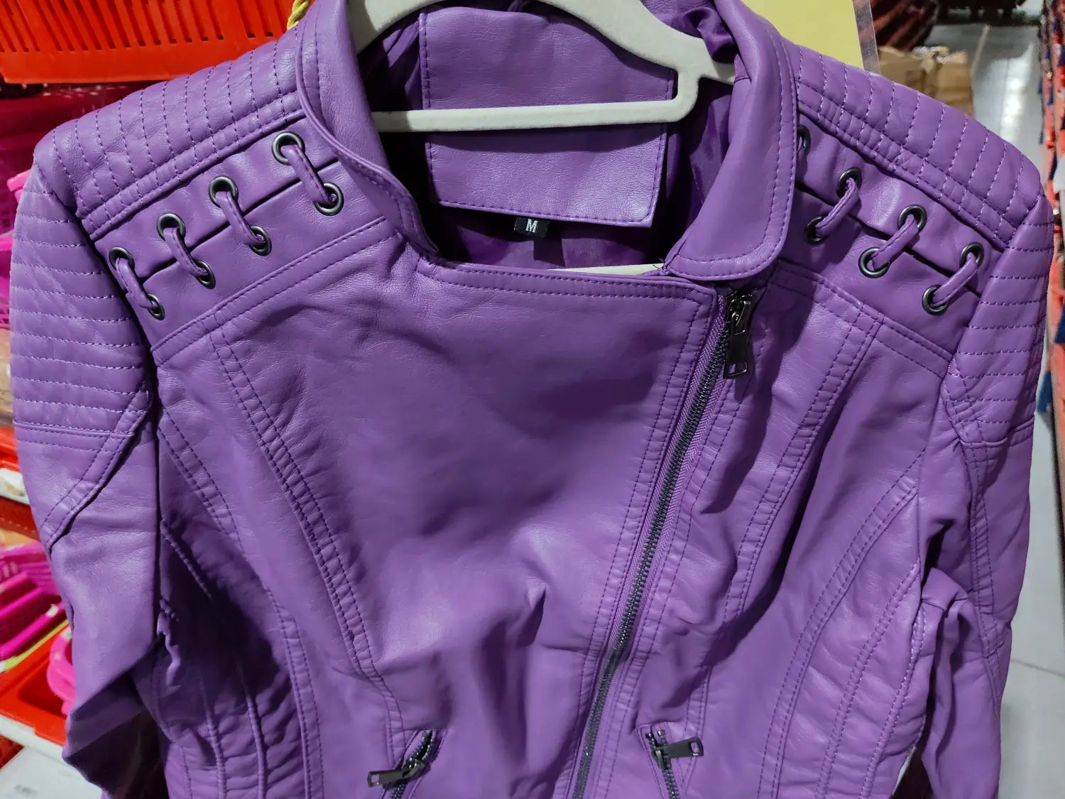 Damen Slim Fit Faux-Leder-Motojacke in Lila mit wattierten Schultern und schwarzen Schnürdetails.