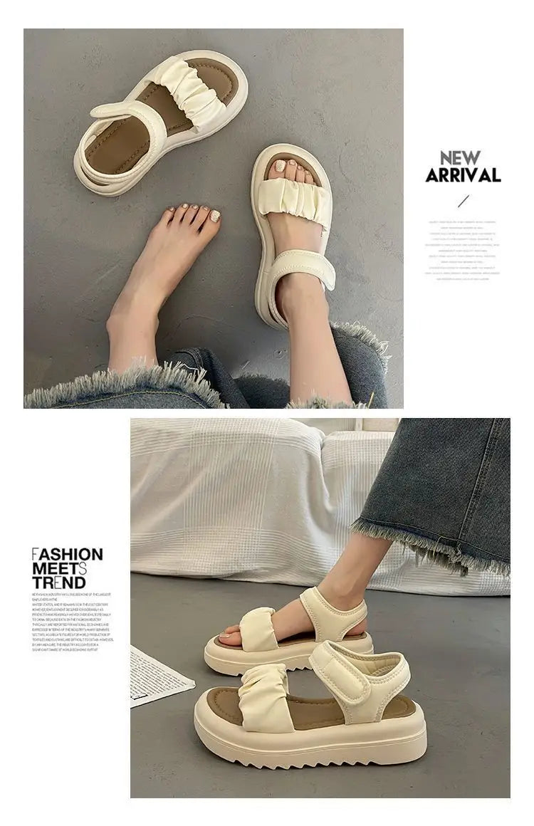 Sandales plateforme couleur crème pour femmes présentant des brides en tissu froncées et une semelle massive.
